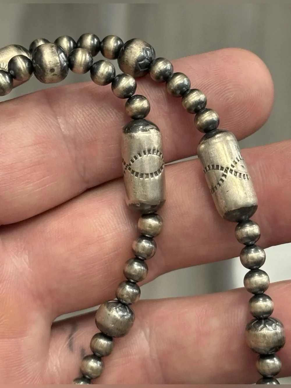 STERLING SILVER NAVJO PEARL HAND STAMPED BARREL GRADUATED BEADED NECKLACE .925